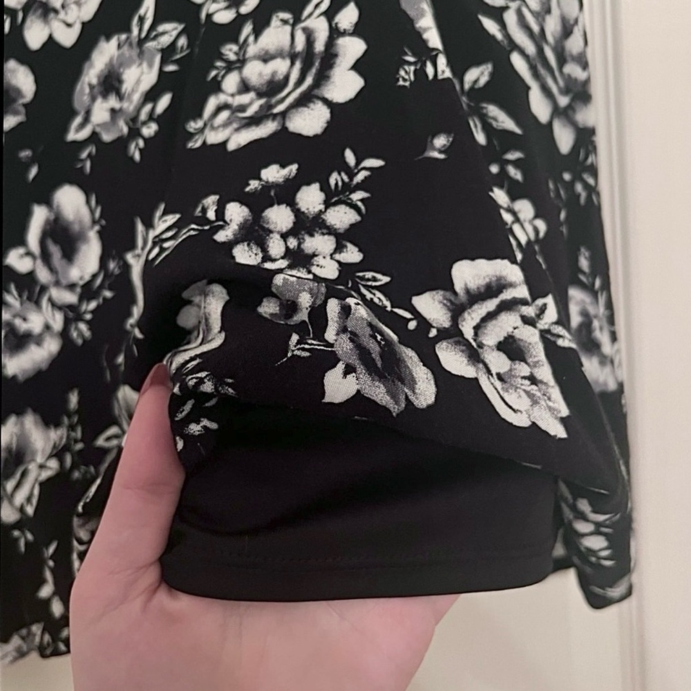Forever 21 Black White Rose Floral Skater/Mini Skirt Large L - Picture 3 of 10